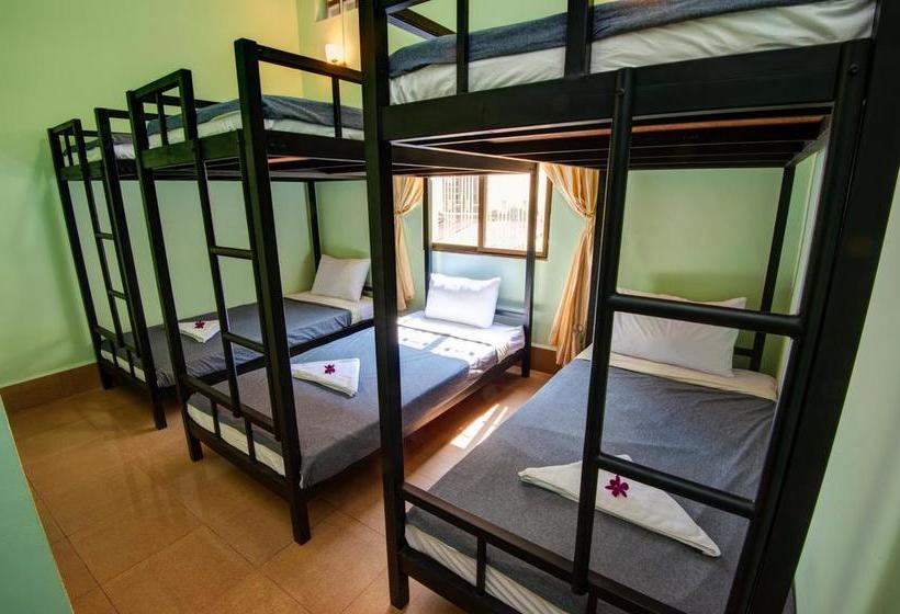 B52 Hostel