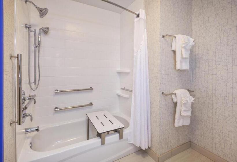 Отель Holiday Inn Express & Suites New Castle, An Ihg