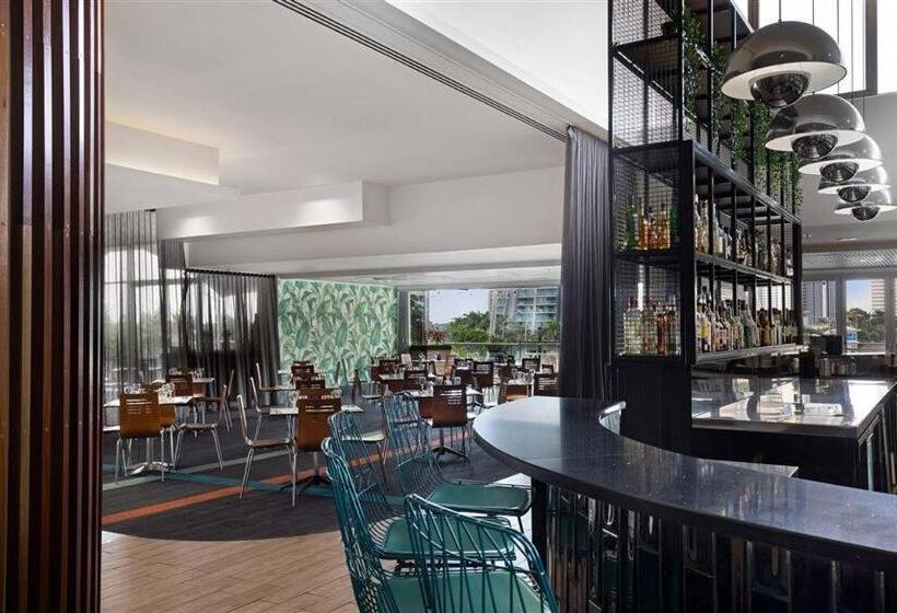 هتل Designer Suites   Versace On View