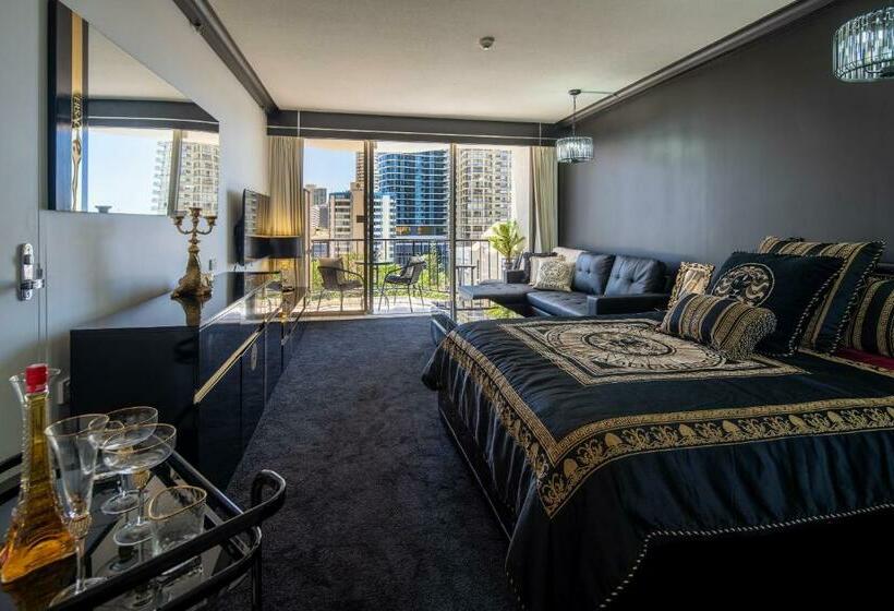 هتل Designer Suites   Versace On View