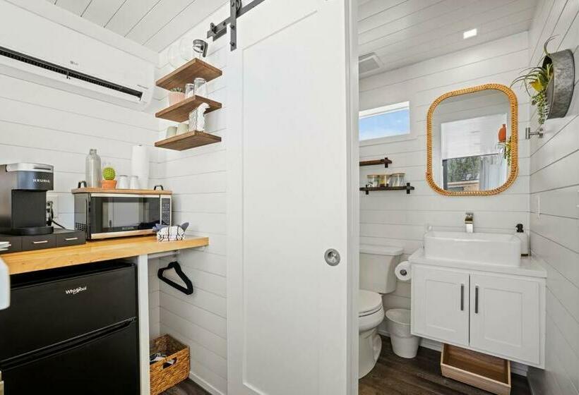 הוסטל New The Saguaro Tiny Shipping Container Home
