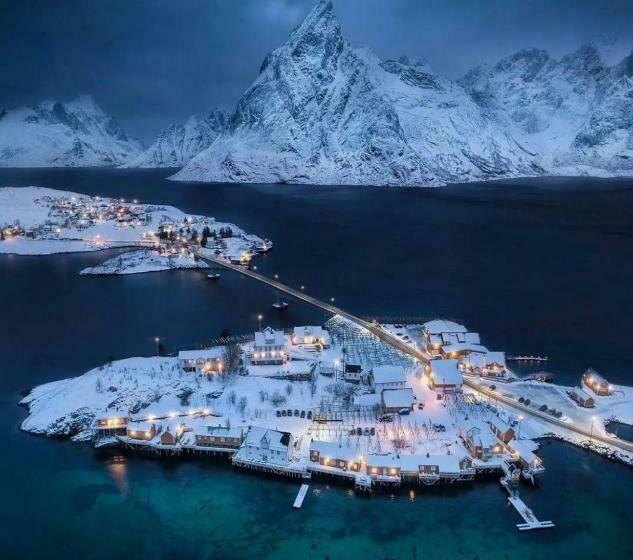 Общежитие Reine Basecamp Apartments & Rooms