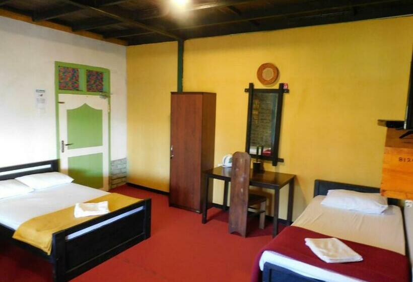 Bed and Breakfast Shadow Mask Bungalow