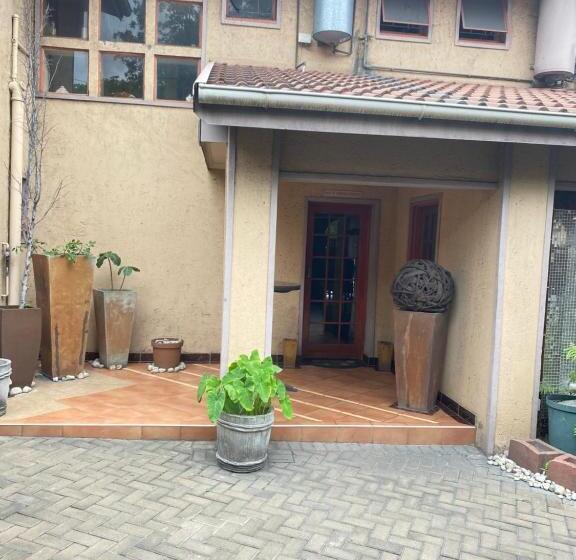 צימר Serengeti Sands Lodge