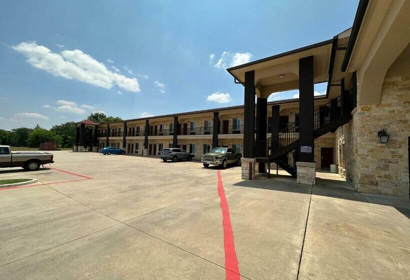 Отель Executive Inn And Suites
