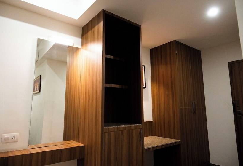فندق Raaj Svastik Inn
