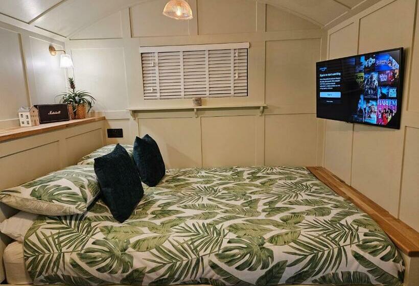 Пансион Gatwick Hideaway Hut