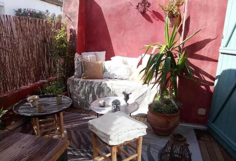 تختخواب و صبحانه La Maison Perchee