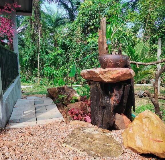 Pensió Baan Namthip Homestay Trang บ้านน้าทิพย์ โฮมสเตย์ตรัง