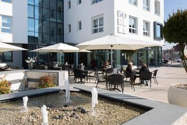 هتل Logis First Class Business Suites