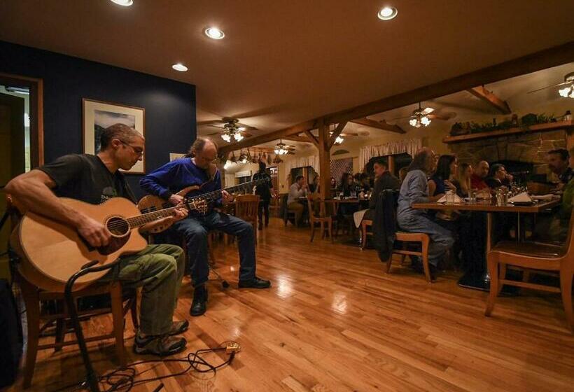 ユースホステル Elk River Inn, Cabins & Outfitter