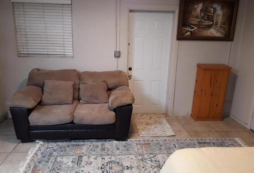 پانسیون Roomy Comfortable Suite