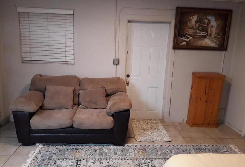 پانسیون Roomy Comfortable Suite