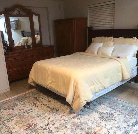 پانسیون Roomy Comfortable Suite