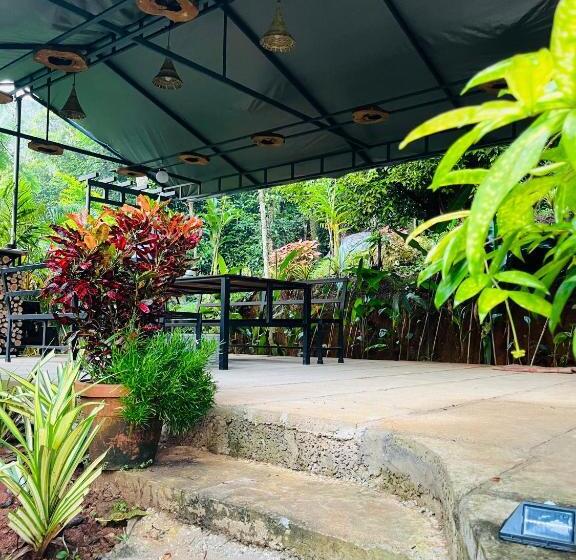 פנסיון Fab   Bamboo Hut With Open Shower