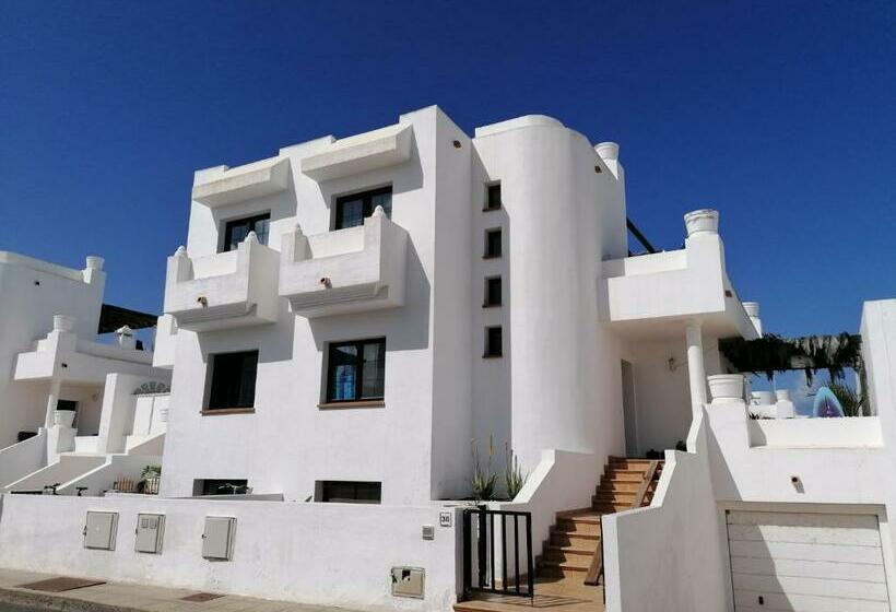 הוסטל Surf Dream House