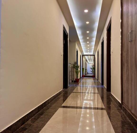 Отель Pinerock & Cafe, Mussoorie   Mountain View Luxury Rooms With Open Rooftop Cafe