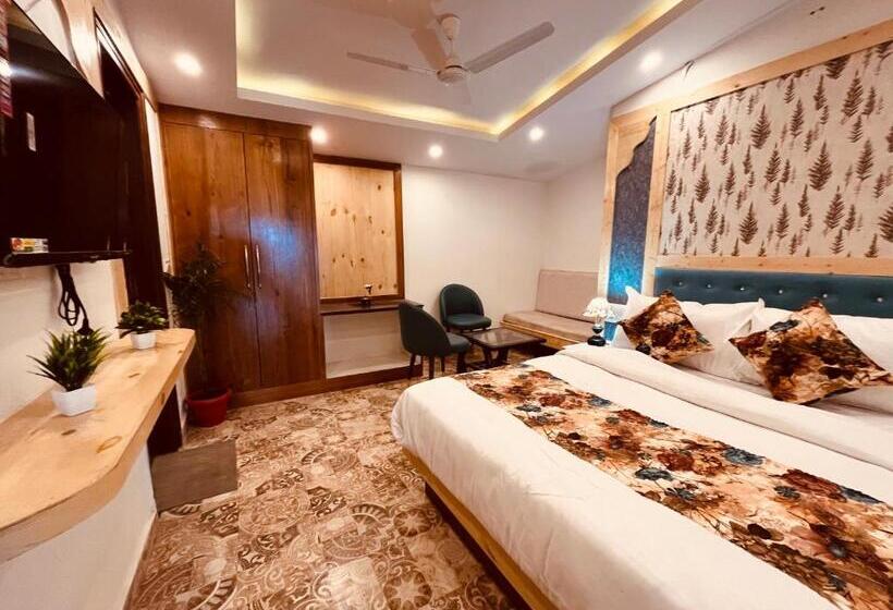Отель Pinerock & Cafe, Mussoorie   Mountain View Luxury Rooms With Open Rooftop Cafe