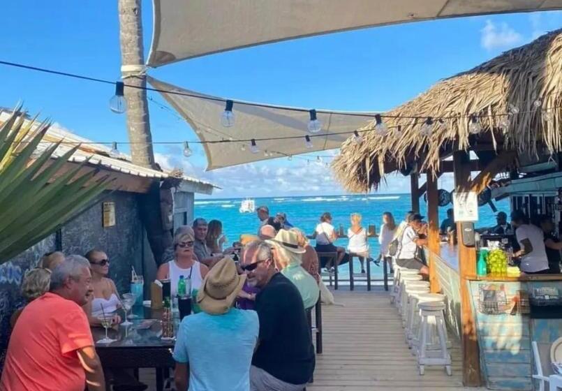 هتل Vacation Studios With Rooftop Pool, Beach Club, Restaurants   Playa Los Corales