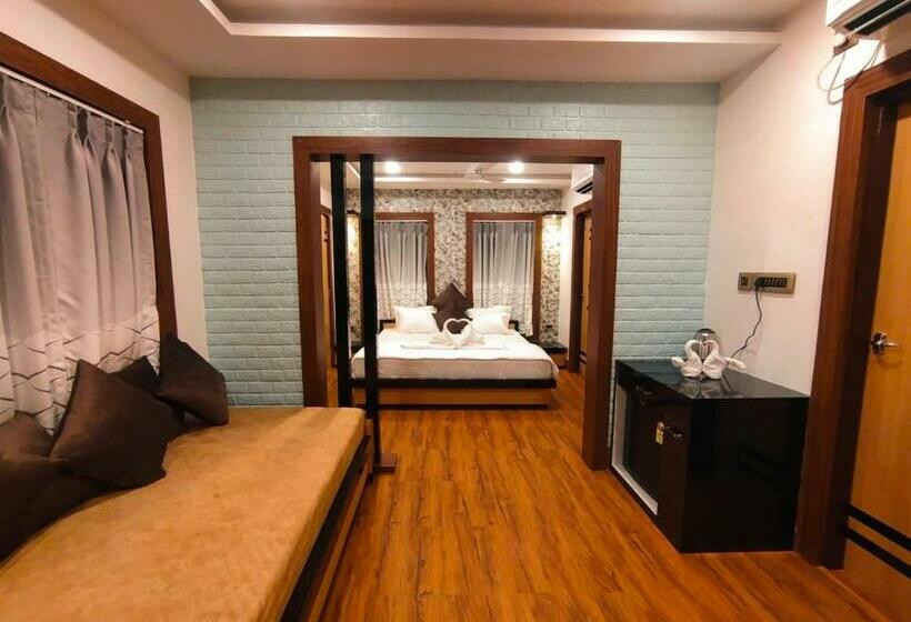 Отель Charulata Residency