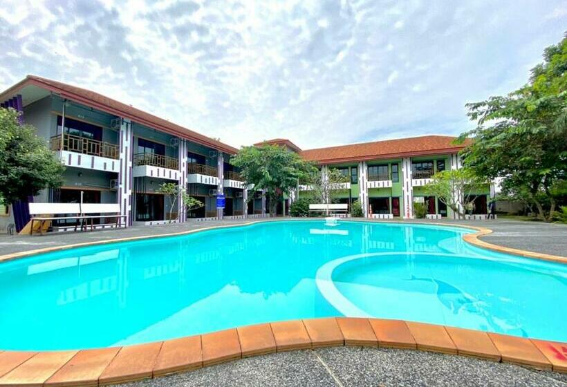 Отель Roomquest Chonburi Phanat Nikhom