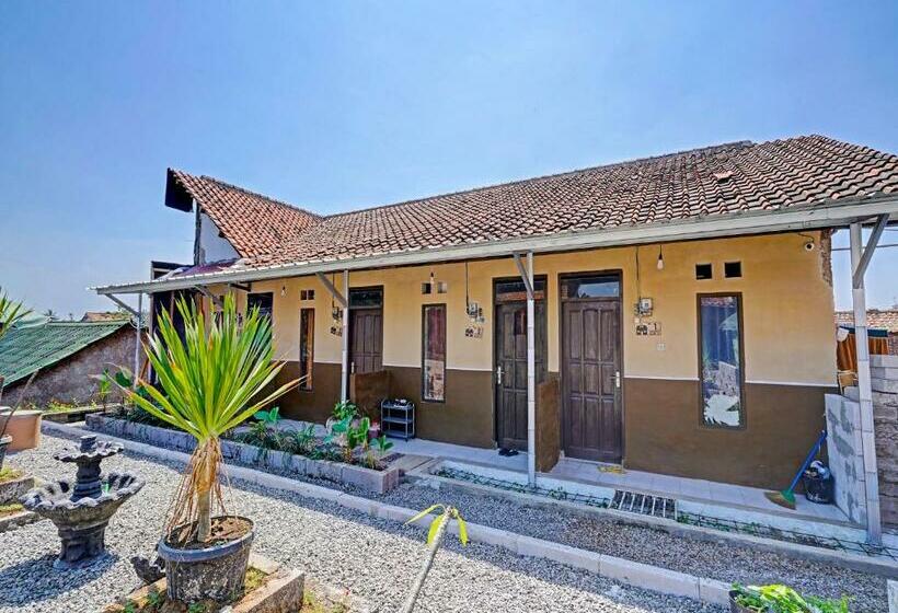 Отель Spot On 91425 Mekargalih Homestay Syariah