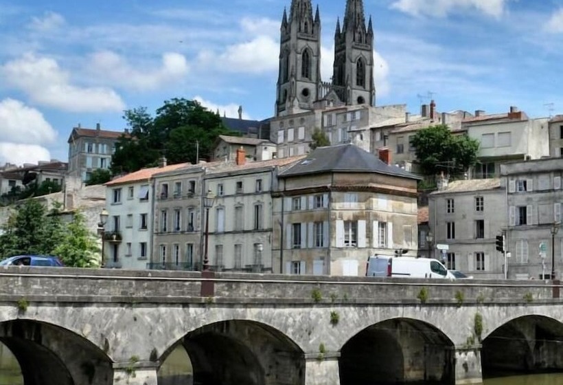 בית מלון כפרי So'Lodge Niort A83