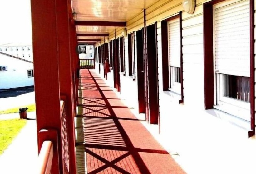 בית מלון כפרי So'Lodge Niort A83