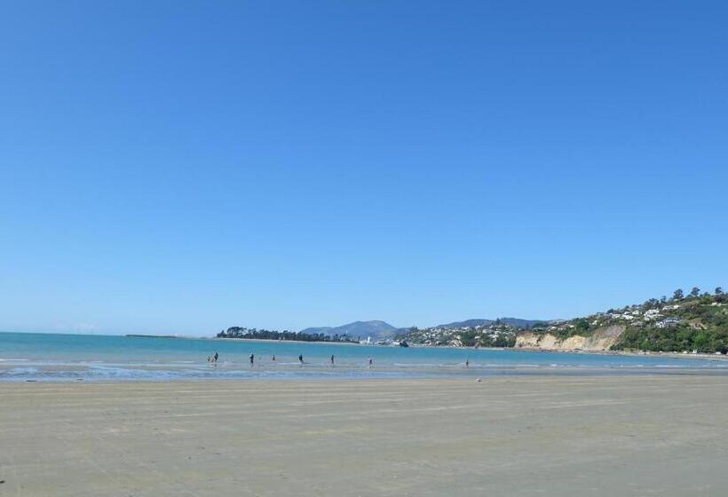 Castles Motel And Driftwood Motel