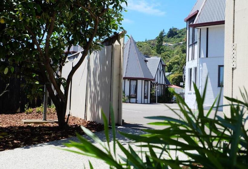 Castles Motel And Driftwood Motel