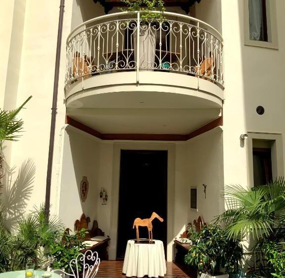 هتل Sembenini Palace