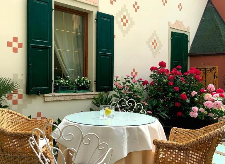 هتل Sembenini Palace