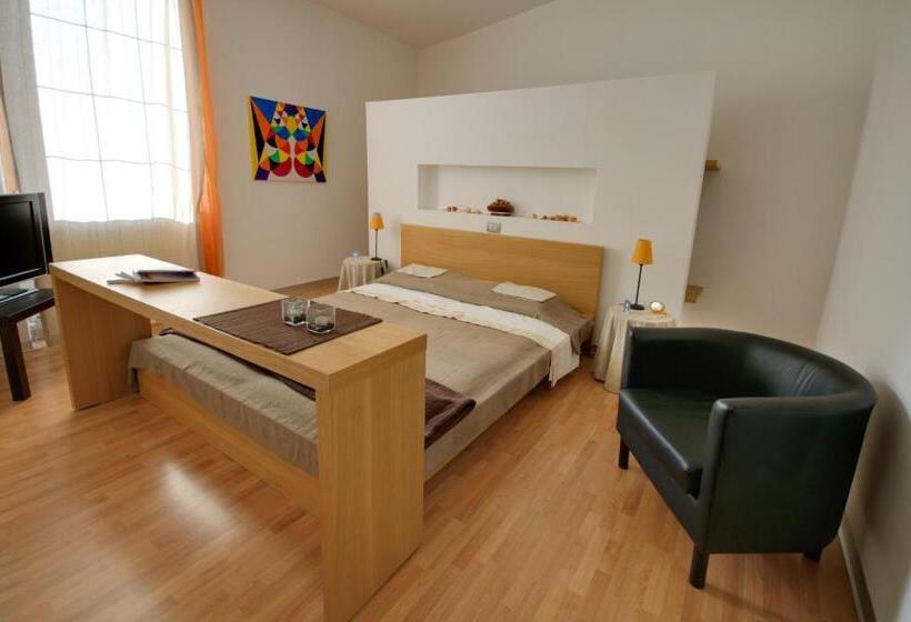 هتل Sembenini Palace