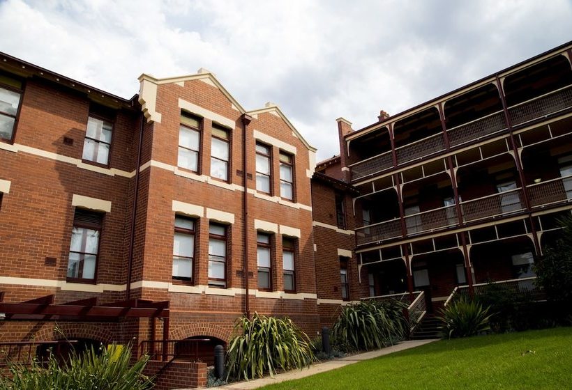 Отель Yarra House Campus Summer Stays