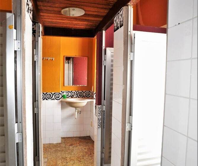 هتل Laranjeiras Hostel