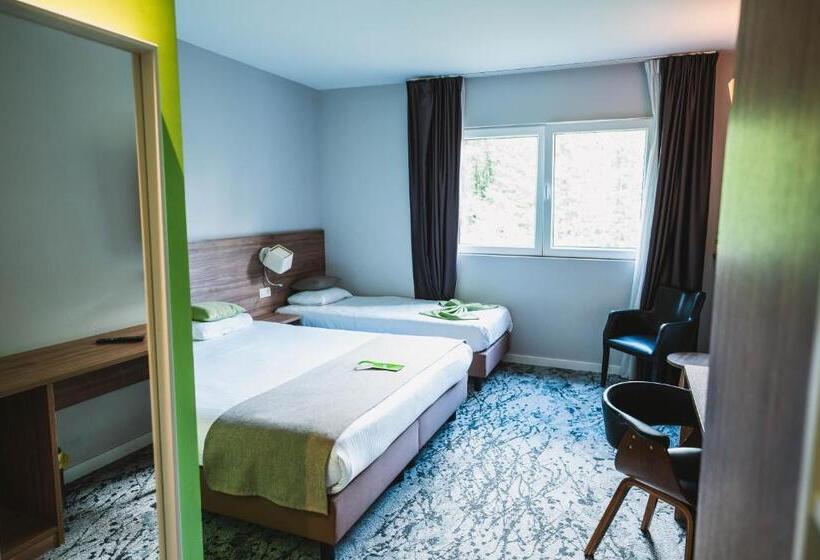 Utopia Hotel   Art & Nature