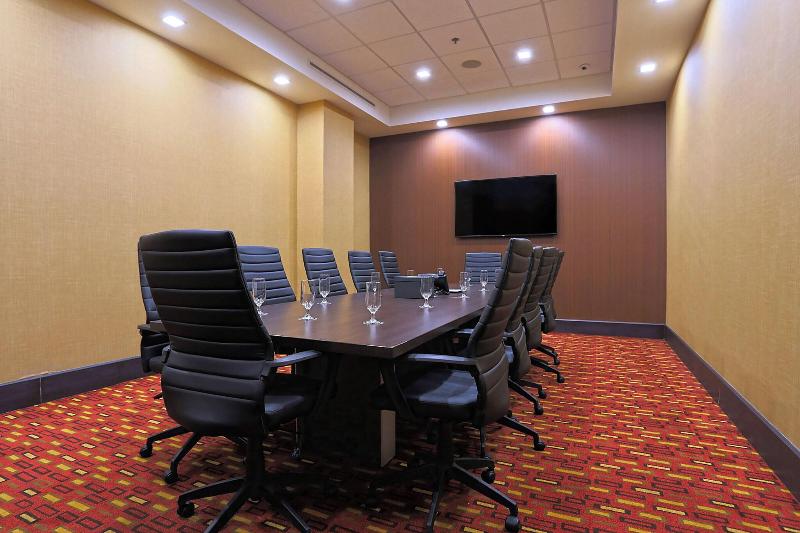 فندق Courtyard By Marriott Montreal West Island/baie D’urfe