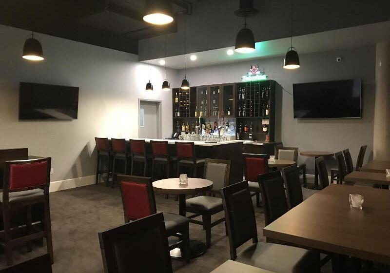 فندق Courtyard By Marriott Montreal West Island/baie D’urfe
