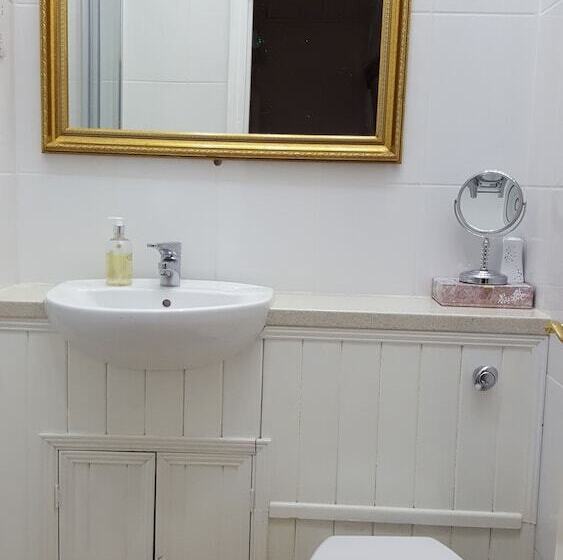 צימר The Abbey Hotel & Apartments