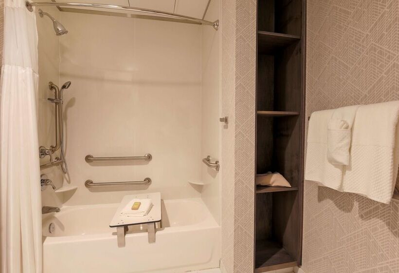 هتل Doubletree By Hilton Evansville