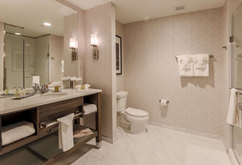 هتل Doubletree By Hilton Evansville