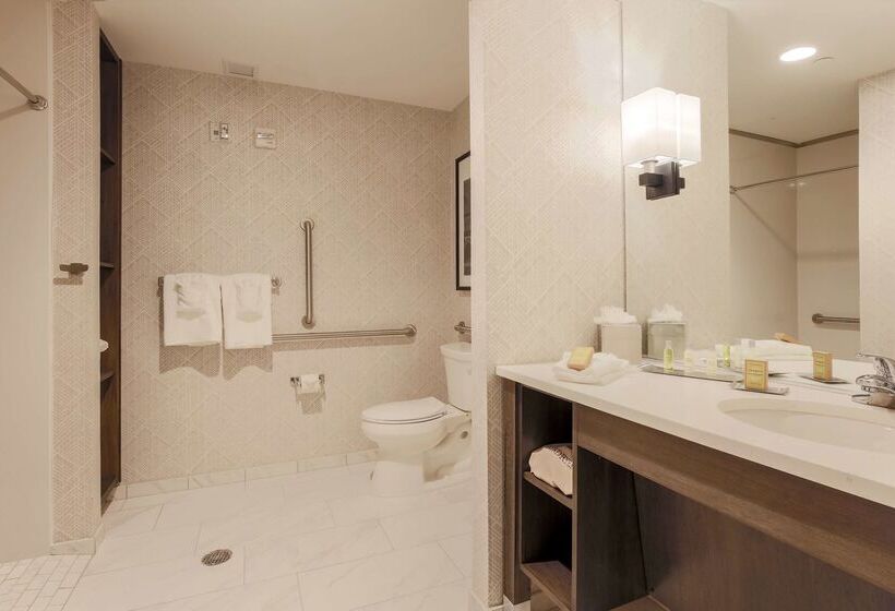 هتل Doubletree By Hilton Evansville