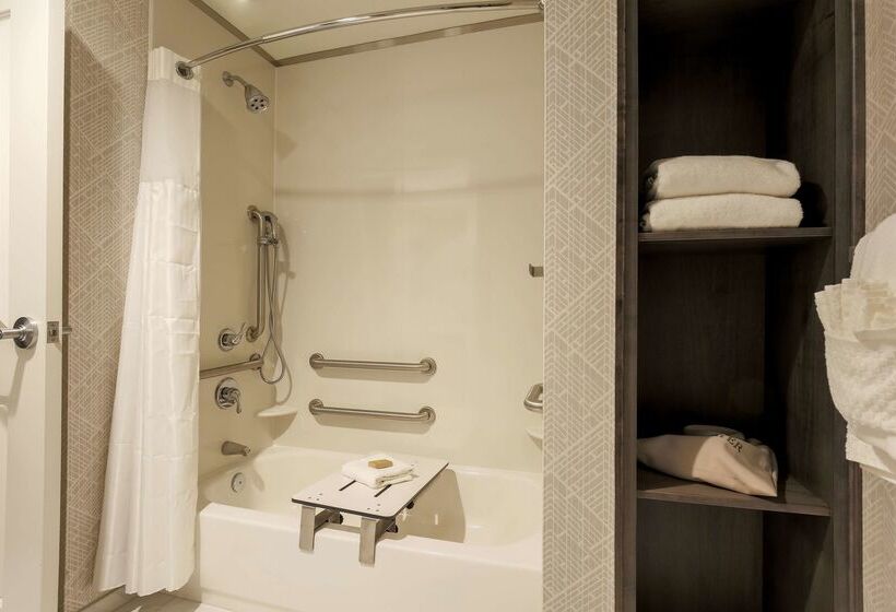 هتل Doubletree By Hilton Evansville