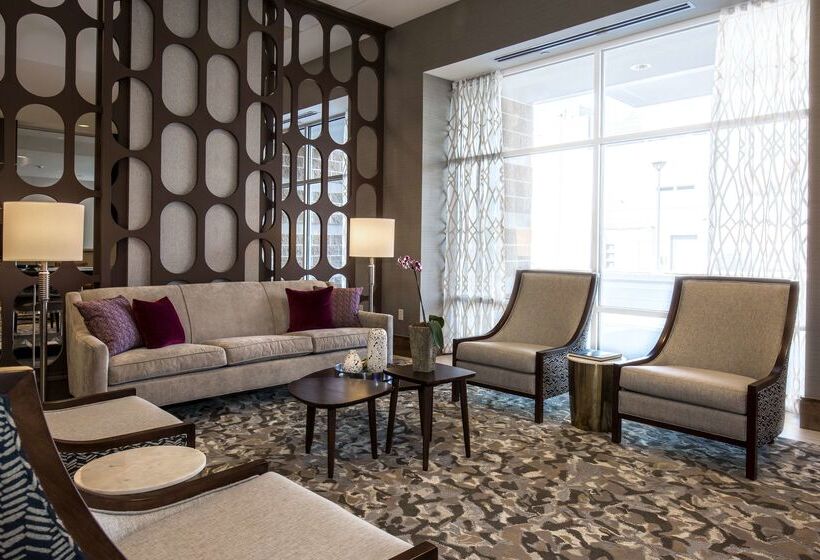 هتل Doubletree By Hilton Evansville