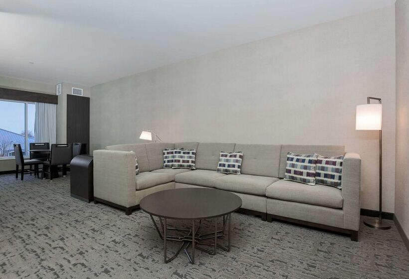 هتل Doubletree By Hilton Evansville