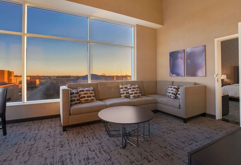 هتل Doubletree By Hilton Evansville