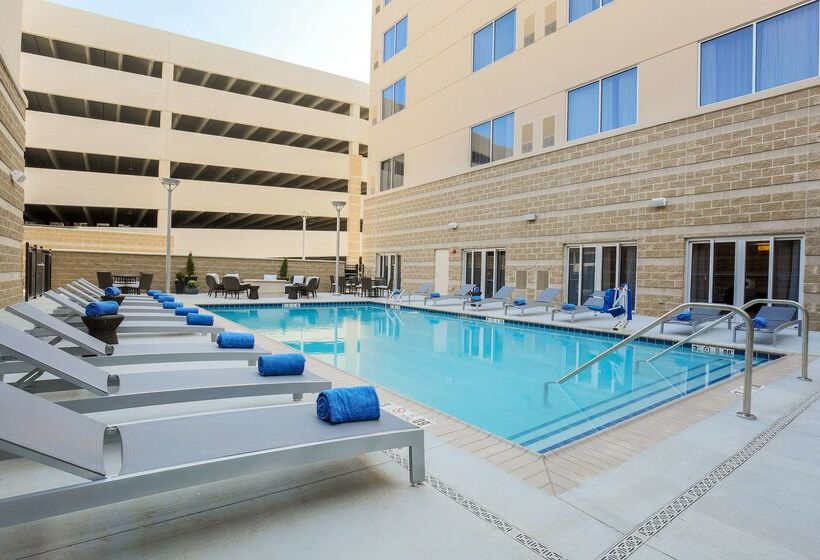 هتل Doubletree By Hilton Evansville