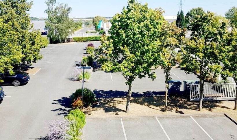 בית מלון כפרי Kyriad Direct Poitiers  Gare Du Futuroscope