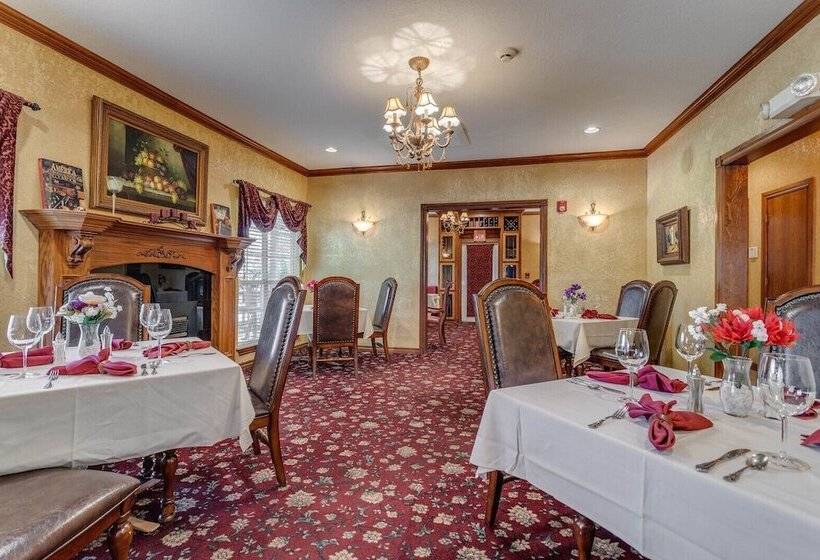 مبيت وإفطار The Whispering Pines Inn