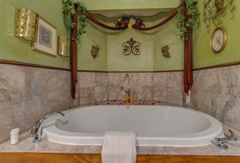 مبيت وإفطار The Whispering Pines Inn